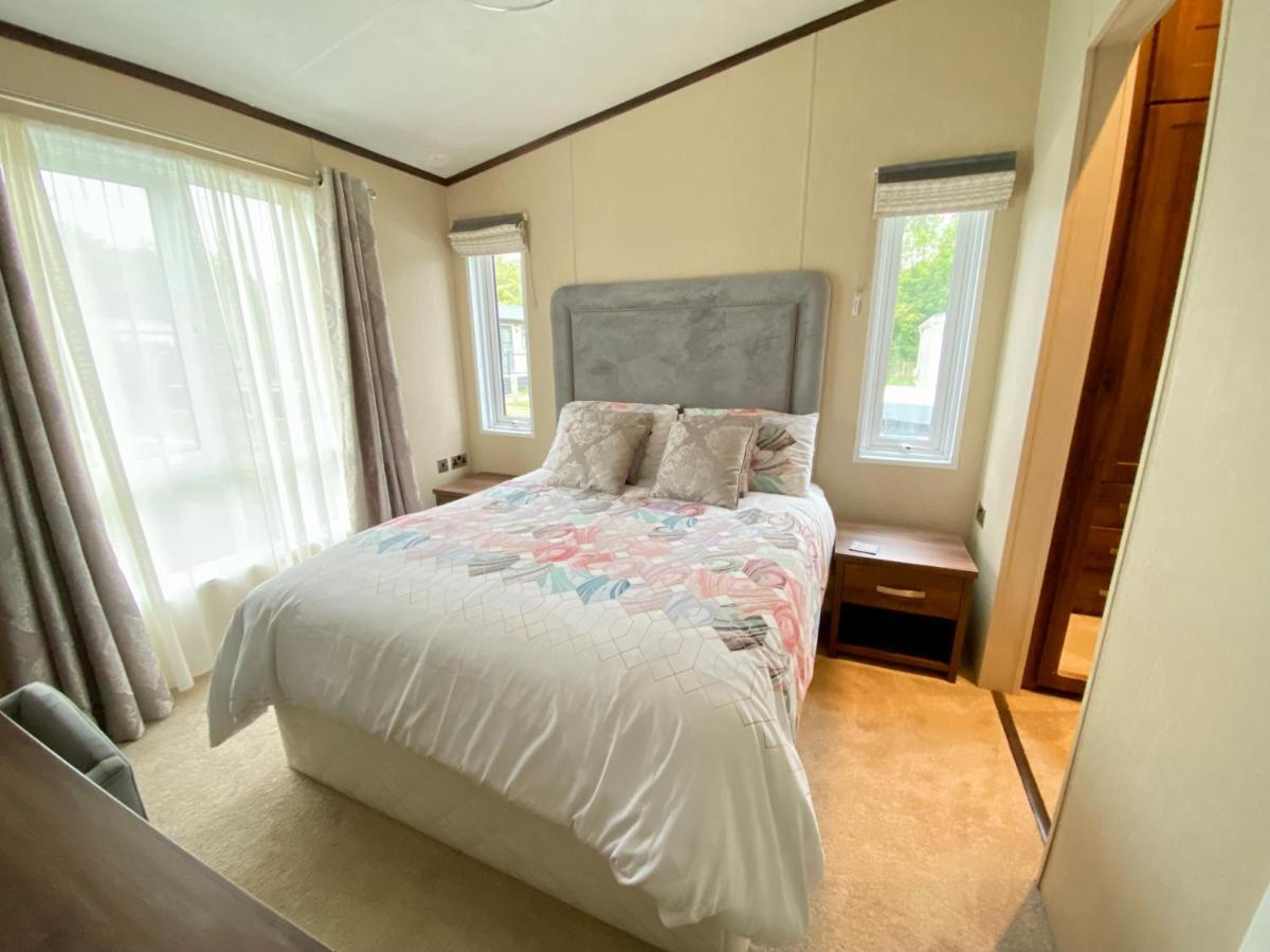 Wildflower, Premium Plus Hot Tub Lodge South Cerney Exterior foto