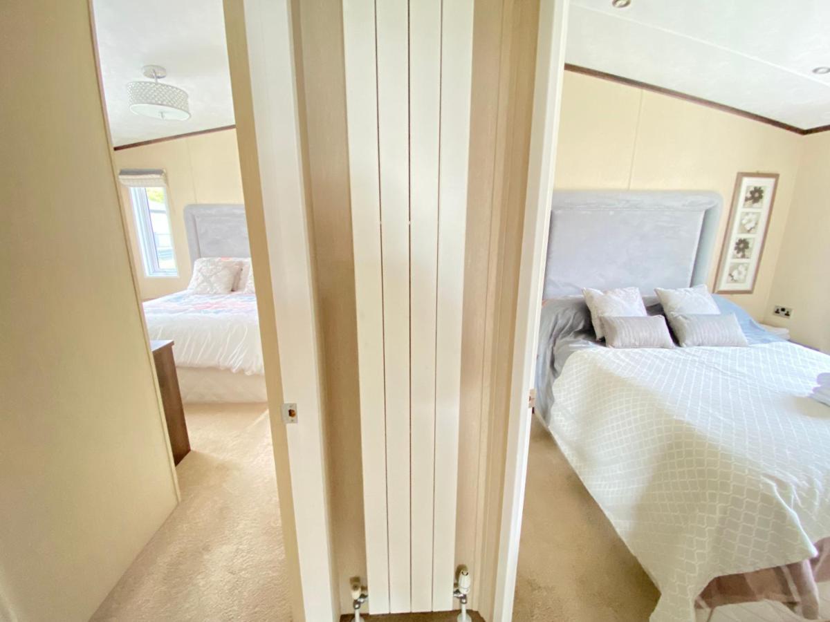 Wildflower, Premium Plus Hot Tub Lodge South Cerney Exterior foto