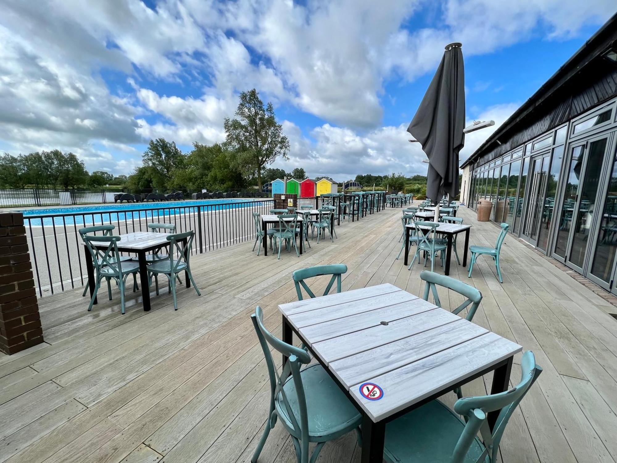 Wildflower, Premium Plus Hot Tub Lodge South Cerney Exterior foto
